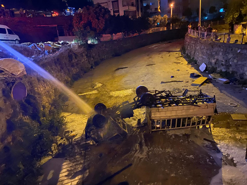 Freni boşaldı, dere yatağına düştü... Aniden alev topuna döndü! - Resim : 1