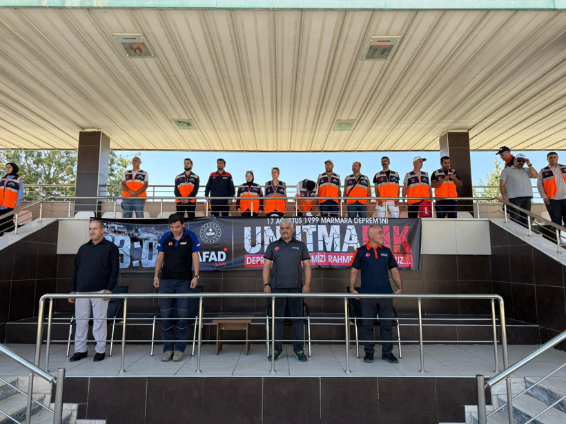 Marmara depreminde hayatını kaybedenler Van’da anıldı - Resim : 3