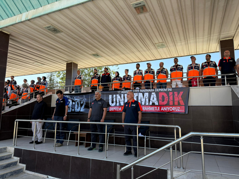 Marmara depreminde hayatını kaybedenler Van’da anıldı - Resim : 1