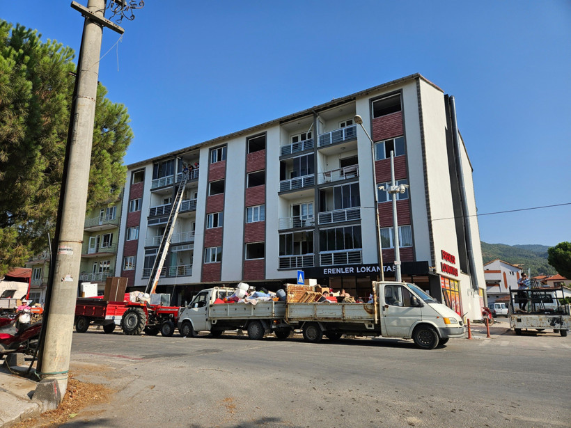 Ağır hasarlı binalardan taşınma sürüyor - Resim : 1