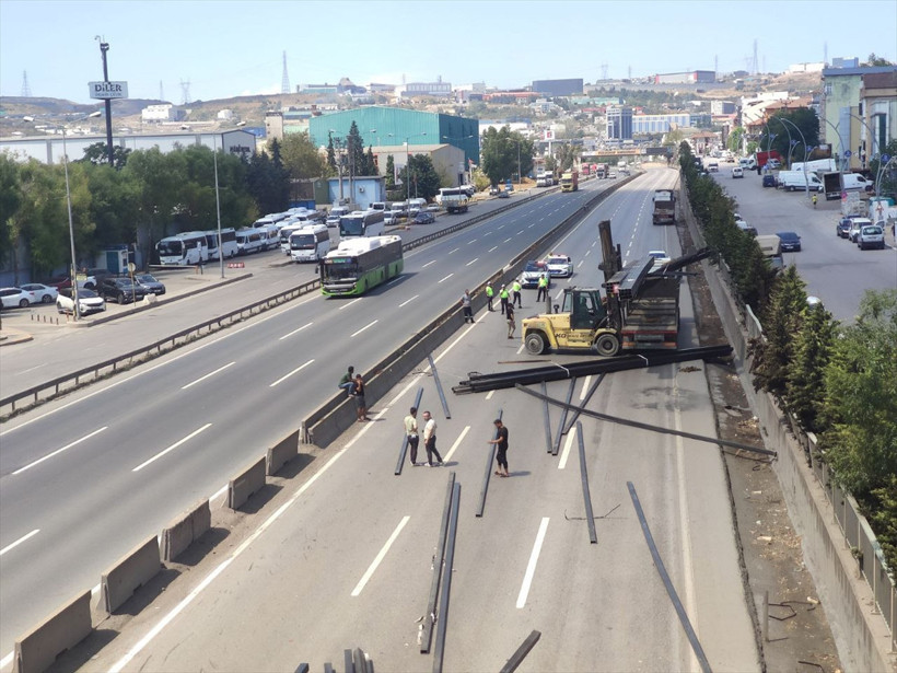 Tırdan demir profiller düştü, karayolu ulaşıma kapandı - Resim : 2