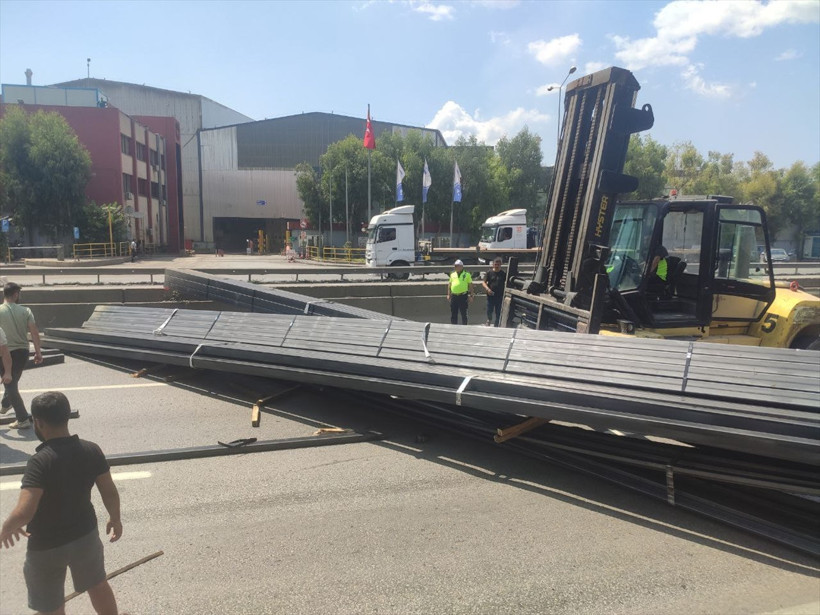 Tırdan demir profiller düştü, karayolu ulaşıma kapandı - Resim : 3