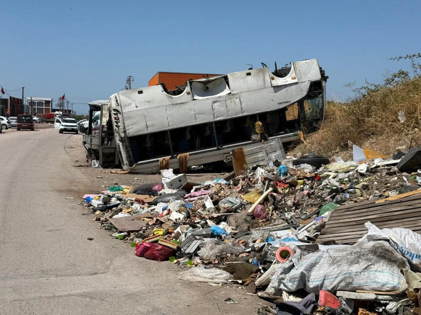 Fotoğraf İzmit’ten: Minibüsü bile çöpe attılar! - Resim : 1