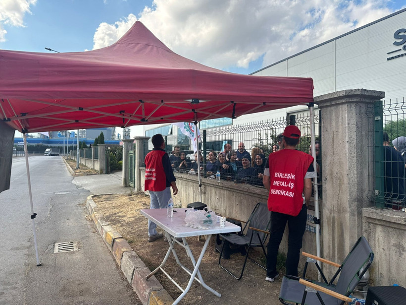 Telat Çelik SAG Hidrolik’te işçilere tellerin arkasından ulaştı! Direniş 14’üncü gününe girdi - Resim : 1