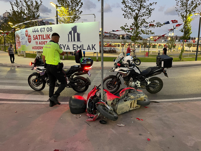 Kontrolden çıkan Motosiklet yön levhasına çarptı! Sürücü ve yolcu... - Resim : 4