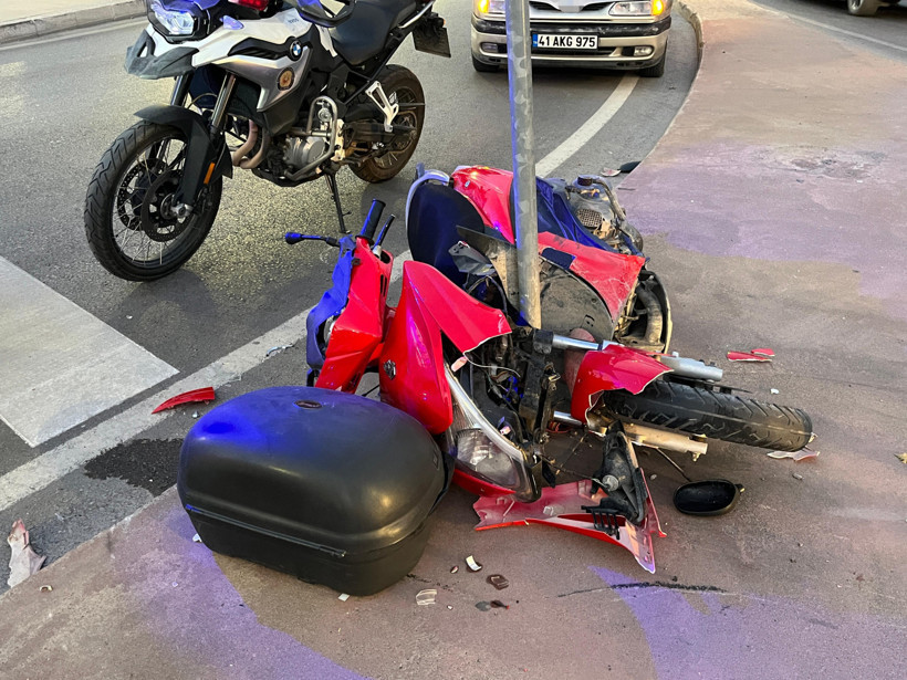 Kontrolden çıkan Motosiklet yön levhasına çarptı! Sürücü ve yolcu... - Resim : 3