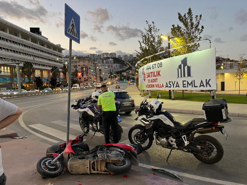 Kontrolden çıkan Motosiklet yön levhasına çarptı! Sürücü ve yolcu... - Resim : 2