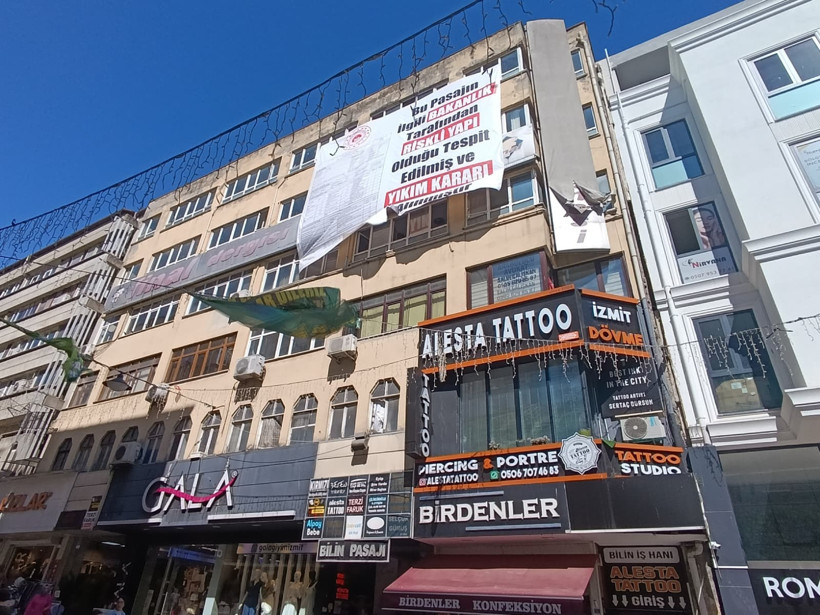 Her gün binlerce insan önünden geçiyor: İzmit'in göbeğinde büyük tehlike! - Resim : 1