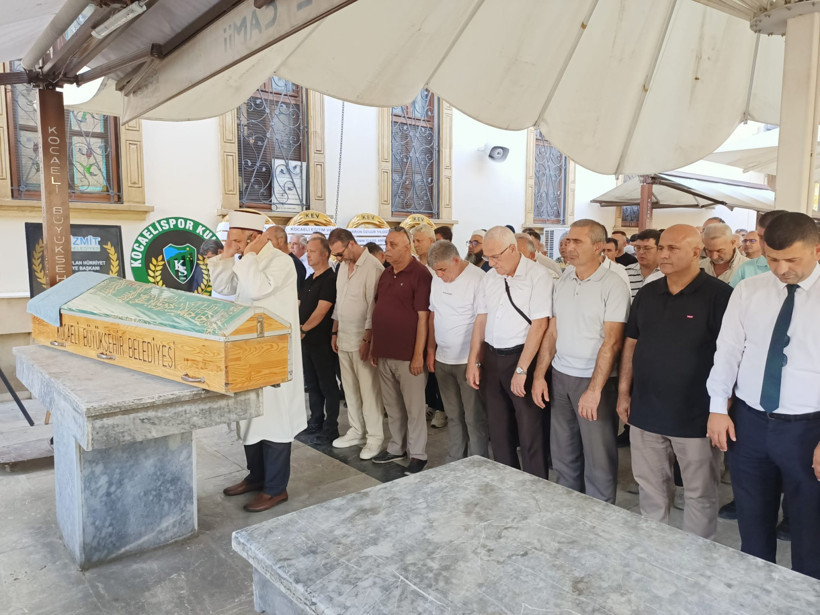 Mehmet Açık kayınpederini son yolculuğuna uğurladı - Resim : 2