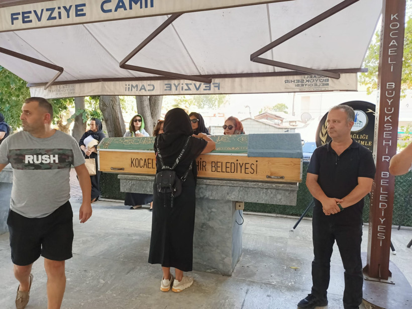 Mehmet Açık kayınpederini son yolculuğuna uğurladı - Resim : 6