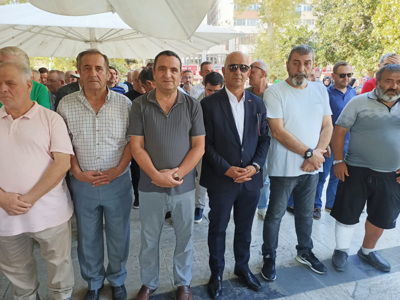 Mehmet Açık kayınpederini son yolculuğuna uğurladı - Resim : 1