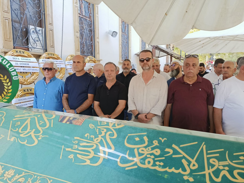 Mehmet Açık kayınpederini son yolculuğuna uğurladı - Resim : 4