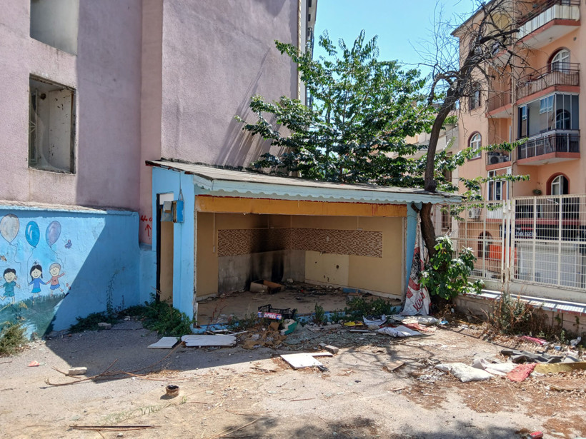 Mahalle sakinleri tepkili: Okulunu yıktılar ama pisliği kaldı - Resim : 1