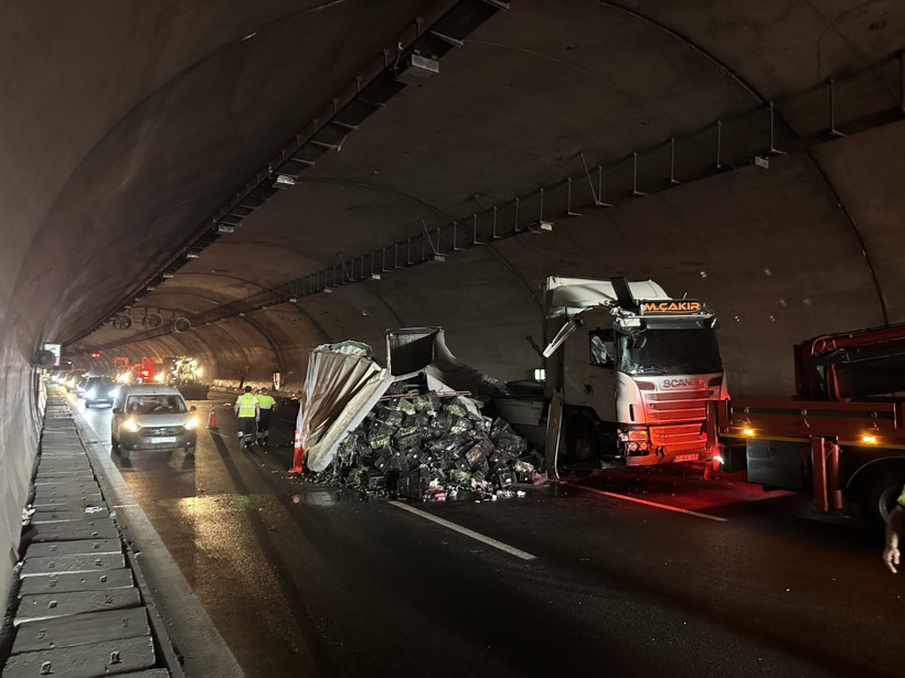 Kuzey Marmara Otoyolu'nda korkutan gaza! Sebze yüklü TIR devrildi... - Resim : 2