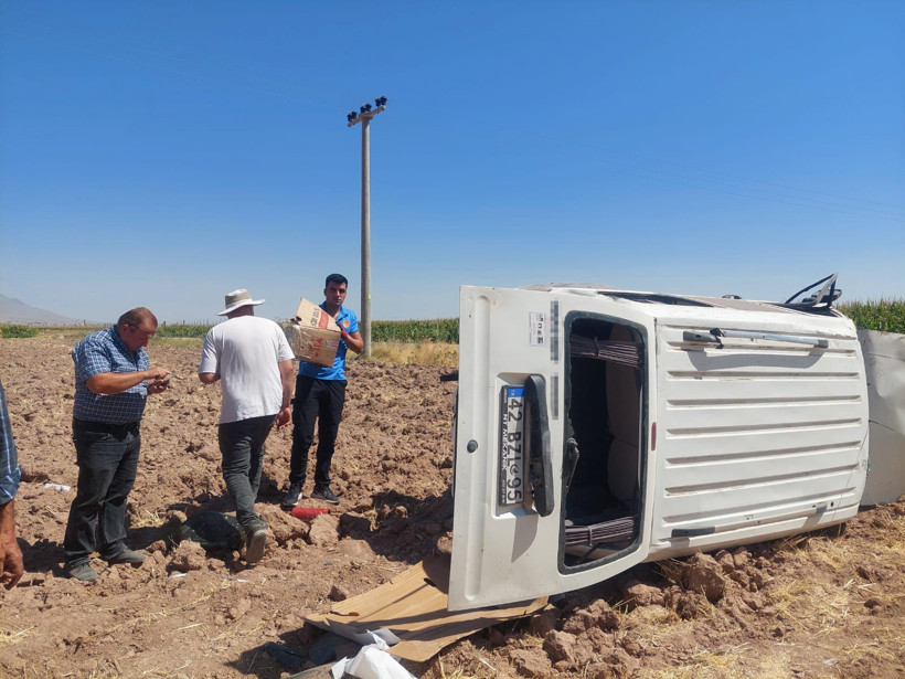 Minibüs tarlaya takla attı: Sürücü yaralandı! - Resim : 1