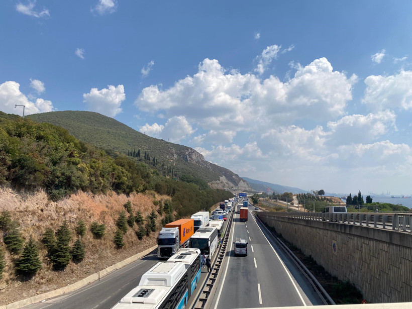 Kocaeli'de TIR devrildi, sürücü kabinde sıkıştı! - Resim : 2