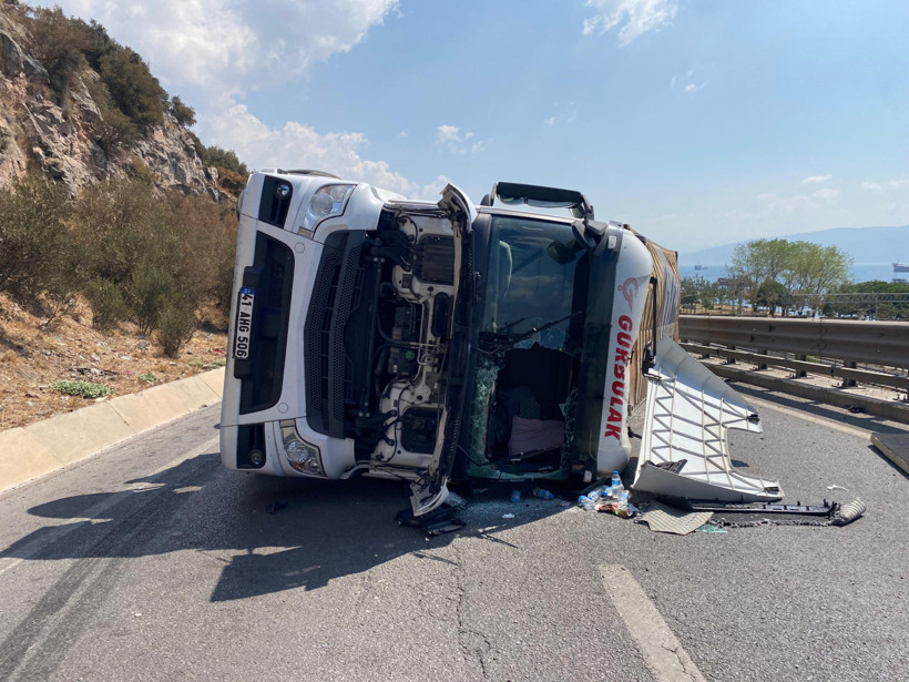 Kocaeli'de TIR devrildi, sürücü kabinde sıkıştı! - Resim : 1