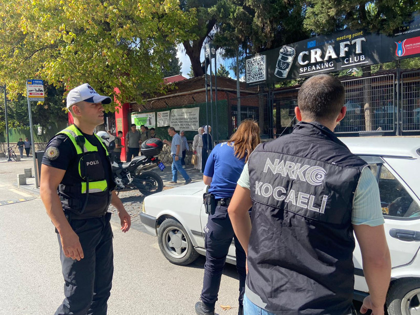 Polis ekipleri okulların önünde öğrenciler için görevde - Resim : 5