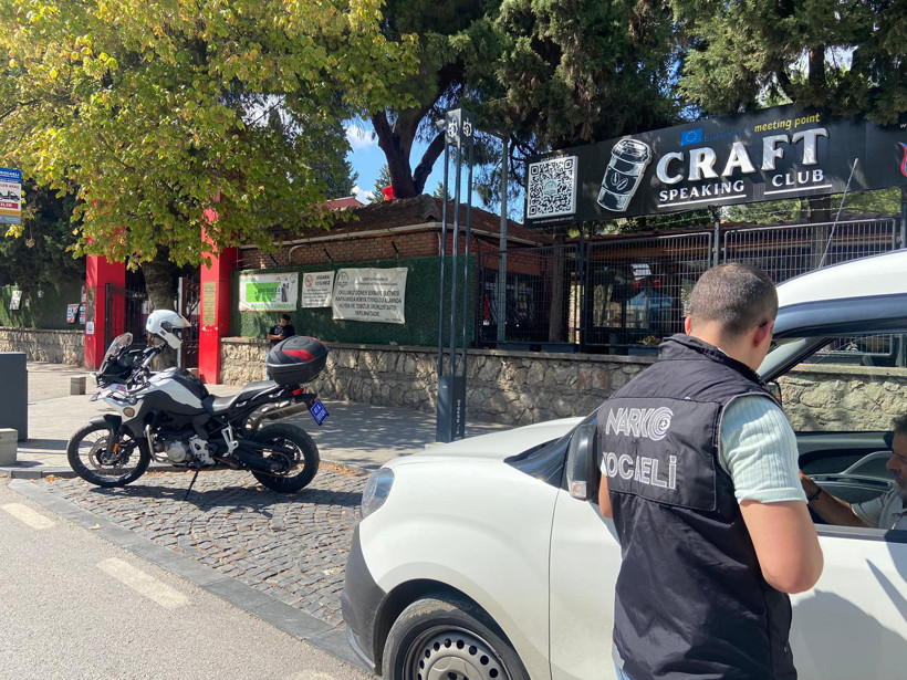 Polis ekipleri okulların önünde öğrenciler için görevde - Resim : 1