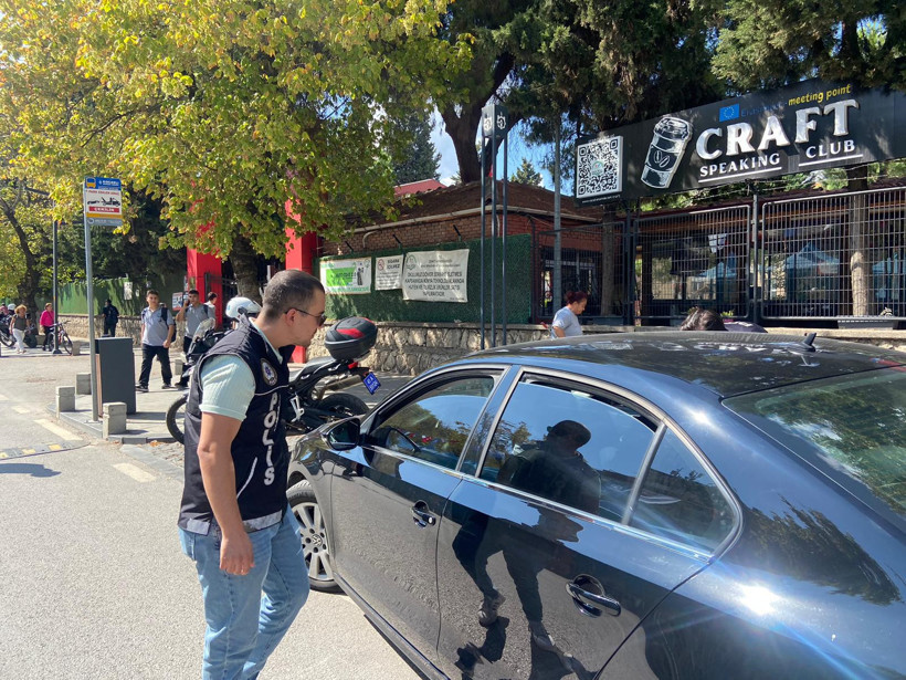 Polis ekipleri okulların önünde öğrenciler için görevde - Resim : 4
