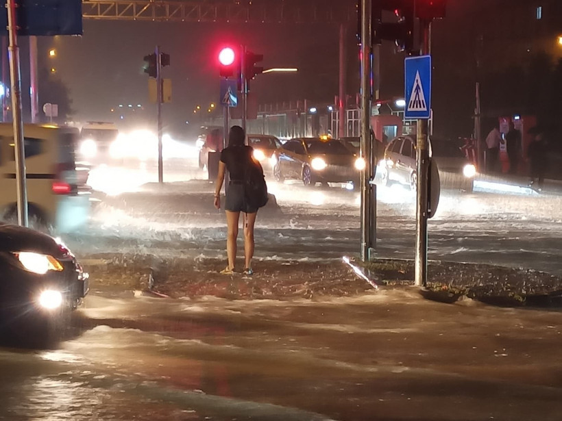 Bardaktan boşalırcasına yağdı... Caddeler dereye döndü - Resim : 1