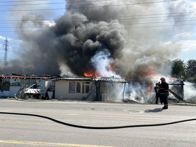 İki grup arasındaki tartışmada evler ateşe verildi! - Resim : 3
