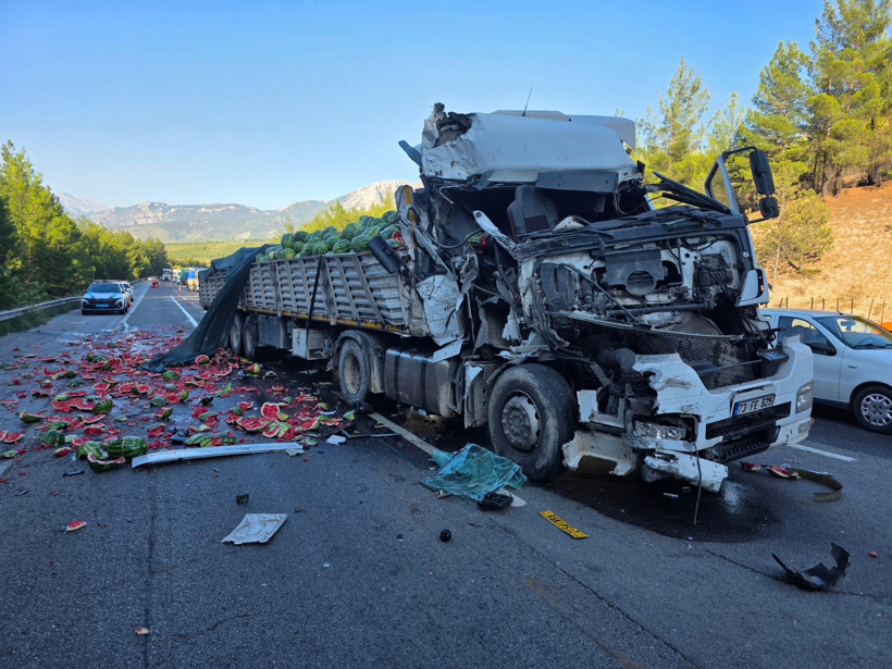 TIR otoyolda devrildi! Hepsi savruldu... - Resim : 3