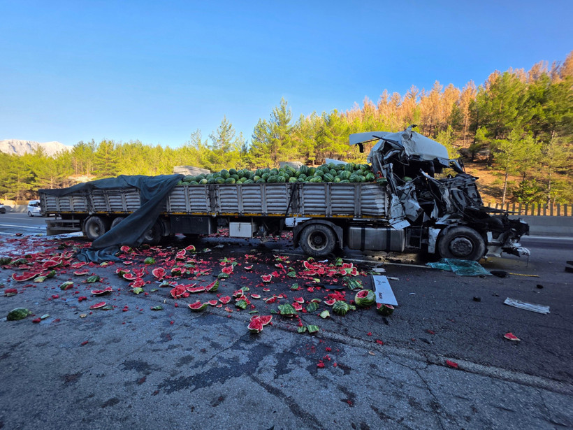 TIR otoyolda devrildi! Hepsi savruldu... - Resim : 1