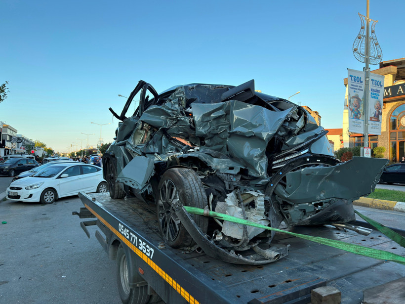 Beton mikserinin çarptığı otomobil 4 araca daha çarptı! Ortalık savaş alanına döndü - Resim : 2