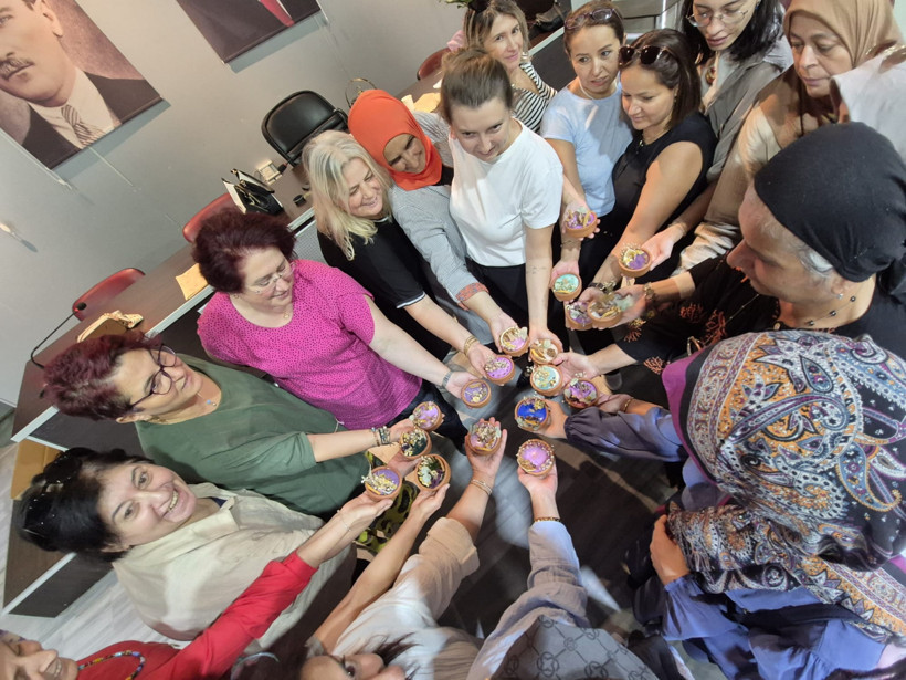 Kadınlar birbirinden renkli mumlar üretti - Resim : 1