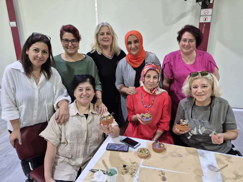 Kadınlar birbirinden renkli mumlar üretti - Resim : 2