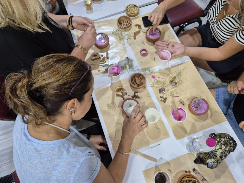 Kadınlar birbirinden renkli mumlar üretti - Resim : 3
