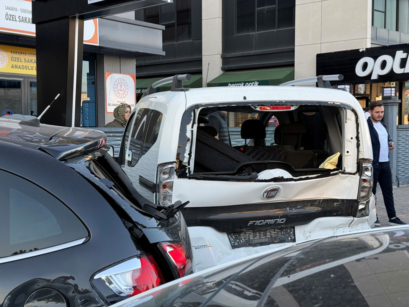 Beton mikserinin çarptığı otomobil 4 araca daha çarptı! Ortalık savaş alanına döndü - Resim : 3