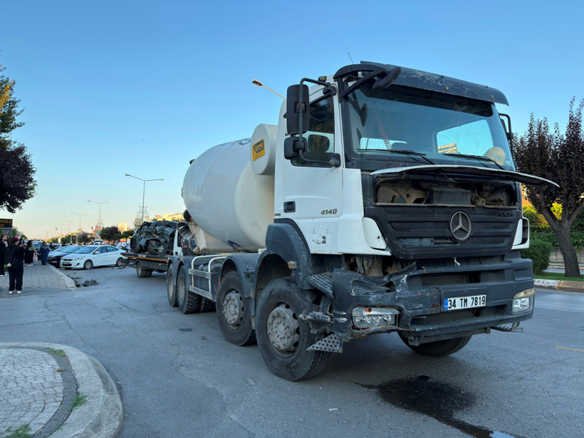 Beton mikserinin çarptığı otomobil 4 araca daha çarptı! Ortalık savaş alanına döndü - Resim : 1