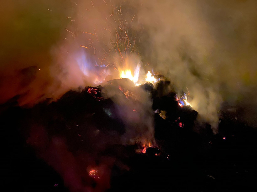 Çıkan yangında ot yığınları küle döndü! - Resim : 1