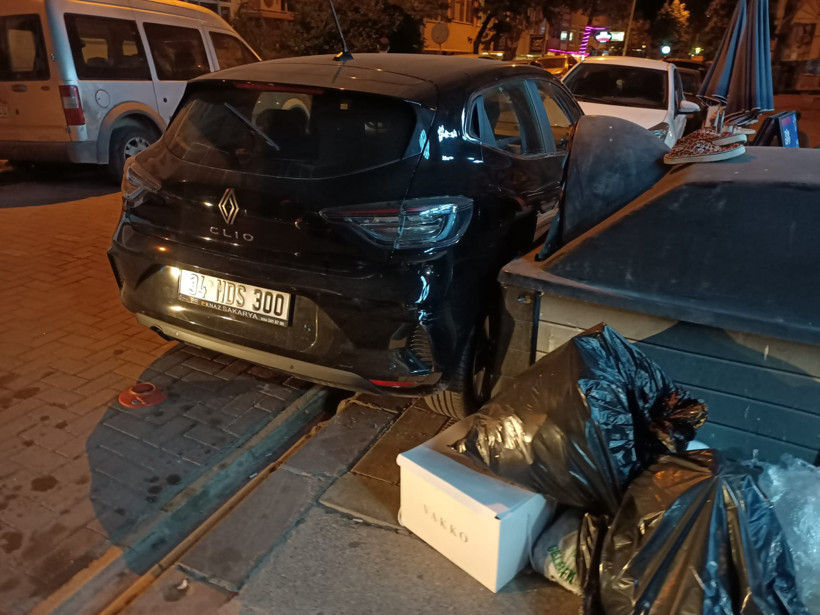 Sorumsuz sürücü yüzünden mahalleli çöpünü atamadı - Resim : 2