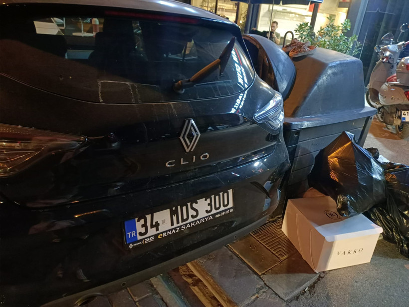 Sorumsuz sürücü yüzünden mahalleli çöpünü atamadı - Resim : 1