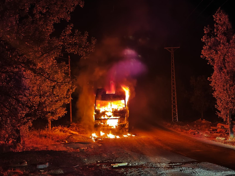 Park halindeki kamyon alev topuna döndü! - Resim : 1
