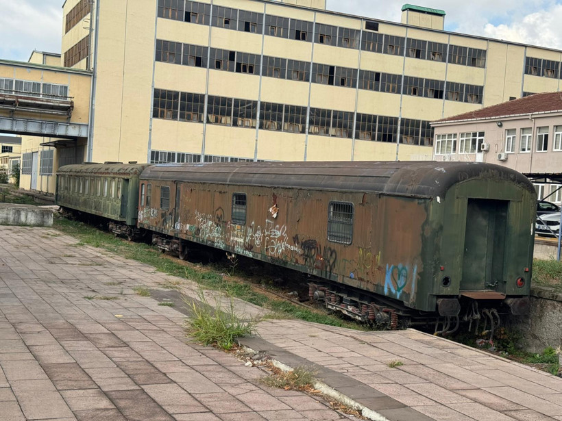 Yıllar geçti ama değişen bir şey yok… Tarihi vagonlar atıldıkları yerde çürümeye devam ediyor! - Resim : 2