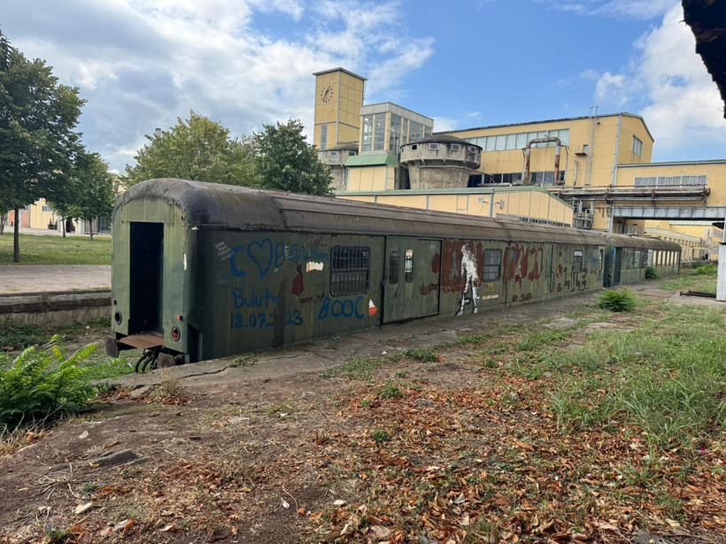 Yıllar geçti ama değişen bir şey yok… Tarihi vagonlar atıldıkları yerde çürümeye devam ediyor! - Resim : 4