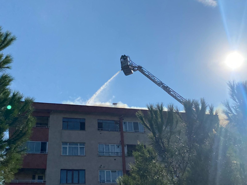 Çatıda çıkan yangın paniğe sebep oldu! - Resim: 4