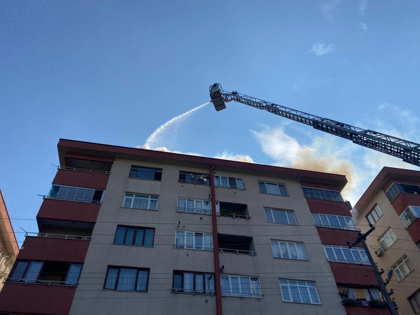 Çatıda çıkan yangın paniğe sebep oldu! - Resim: 5