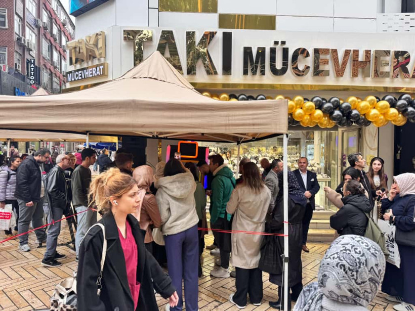 Altın hediyeli oyun! Fethiye Caddesi'nde kuyruk - Resim : 1