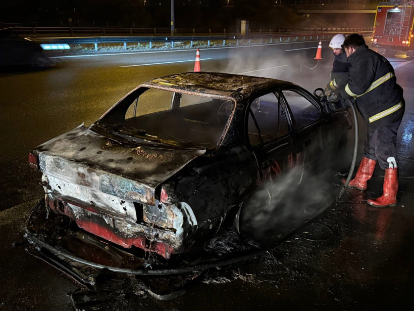 TEM'de seyir halindeki otomobil alev topuna döndü! - Resim : 2