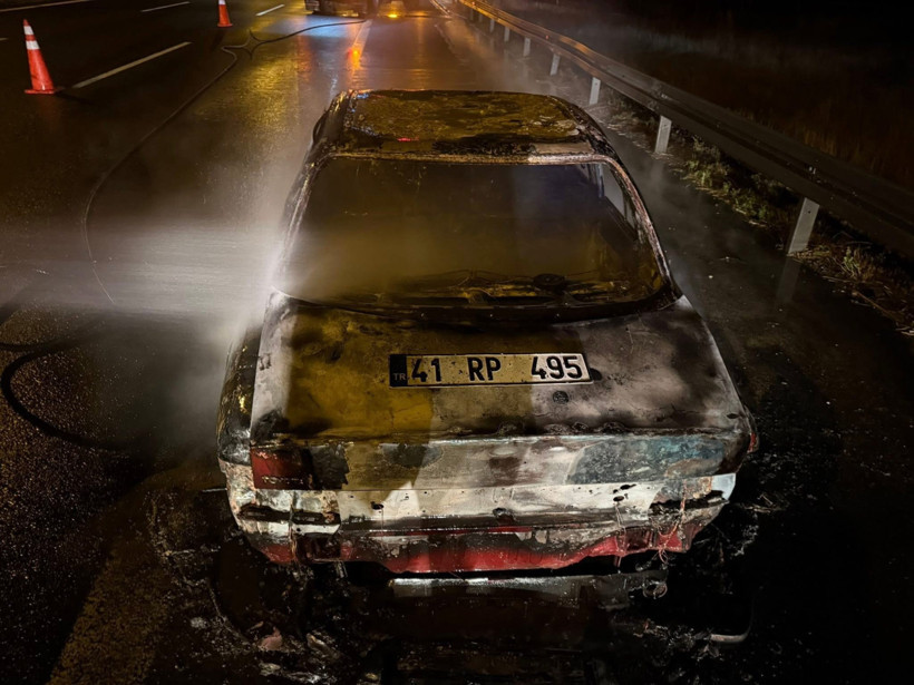 TEM'de seyir halindeki otomobil alev topuna döndü! - Resim : 1