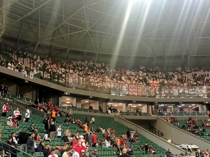 Gürcü taraftarlar kendilerine ayrılan tribünü doldurdu! - Resim : 1