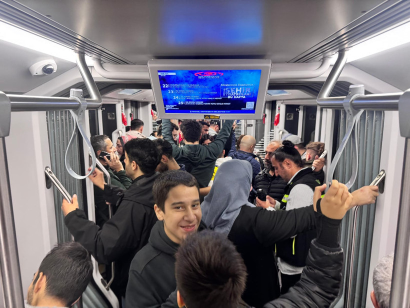 Kocaelili taraftarlar stadyuma gitmeye başladı - Resim : 1