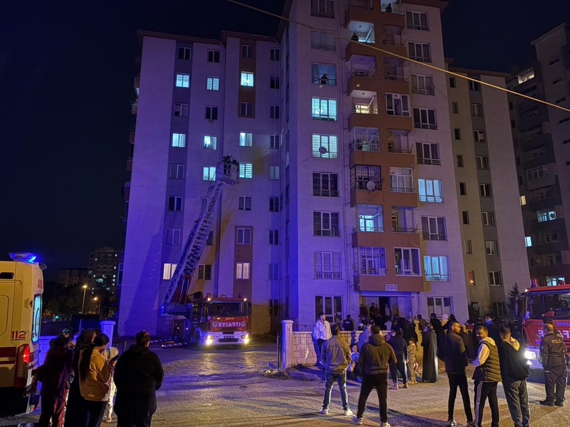 Binada yangın çıktı: Apartman sakinleri sokağa döküldü! - Resim : 3