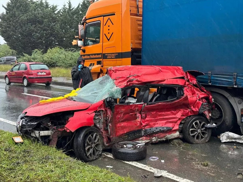 Feci kaza! TIR, otomobili biçti! - Resim: 7