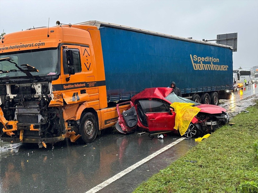 Feci kaza! TIR, otomobili biçti! - Resim: 3